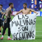 Pemain Argentina, Giovani Lo Celso, memperlihatkan spanduk bertuliskan dalam bahasa Spanyol, Malvinas (Kepulauan Falkland) adalah milik Argentina, setelah memenangkan pertandingan semifinal Piala Dunia sepak bola 2026 antara Inggris vsArgentina di Stadion Atlanta, Atlanta, pada Kamis (16/7/2026) dini hari WIB.(AFP/THOMAS COEX)
