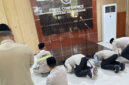 Menteri Haji dan Umrah RI, Mochamad Irfan Yusuf Hasyim saat melakukan sujud syukur dalam penutupan kepulangan jamaah haji melalui debarkasi Surabaya di Asrama Haji Kelas I Surabaya, Rabu (1/7/2026).(KOMPAS.com/AZWA SAFRINA)