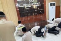 Menteri Haji dan Umrah RI, Mochamad Irfan Yusuf Hasyim saat melakukan sujud syukur dalam penutupan kepulangan jamaah haji melalui debarkasi Surabaya di Asrama Haji Kelas I Surabaya, Rabu (1/7/2026).(KOMPAS.com/AZWA SAFRINA)