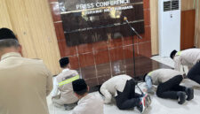 Menteri Haji dan Umrah RI, Mochamad Irfan Yusuf Hasyim saat melakukan sujud syukur dalam penutupan kepulangan jamaah haji melalui debarkasi Surabaya di Asrama Haji Kelas I Surabaya, Rabu (1/7/2026).(KOMPAS.com/AZWA SAFRINA)
