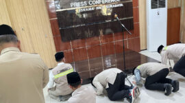 Menteri Haji dan Umrah RI, Mochamad Irfan Yusuf Hasyim saat melakukan sujud syukur dalam penutupan kepulangan jamaah haji melalui debarkasi Surabaya di Asrama Haji Kelas I Surabaya, Rabu (1/7/2026).(KOMPAS.com/AZWA SAFRINA)