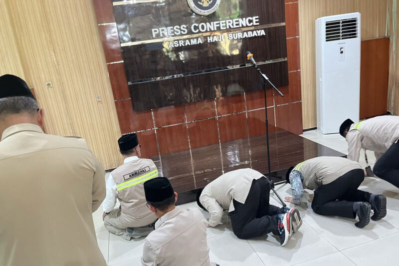 Menteri Haji dan Umrah RI, Mochamad Irfan Yusuf Hasyim saat melakukan sujud syukur dalam penutupan kepulangan jamaah haji melalui debarkasi Surabaya di Asrama Haji Kelas I Surabaya, Rabu (1/7/2026).(KOMPAS.com/AZWA SAFRINA)