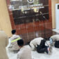 Menteri Haji dan Umrah RI, Mochamad Irfan Yusuf Hasyim saat melakukan sujud syukur dalam penutupan kepulangan jamaah haji melalui debarkasi Surabaya di Asrama Haji Kelas I Surabaya, Rabu (1/7/2026).(KOMPAS.com/AZWA SAFRINA)