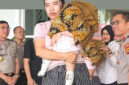 Femi (27) memeluk anak kandung perempuannya yang berusia delapan bulan di Mapolda Jambi, Rabu (29/7/2026). Sang bayi bisa kembali setelah dijual ayah kandungnya, Tedi (27). (TRIBUN JAMBI/RIFANI HALIM)
