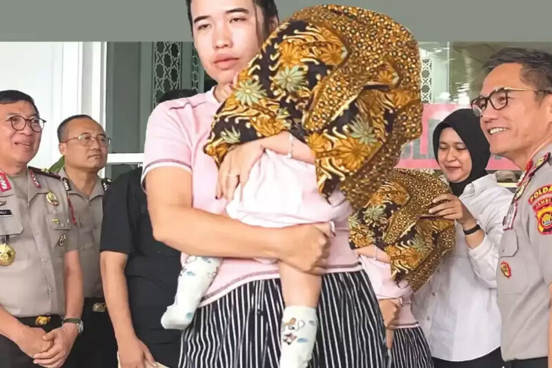 Femi (27) memeluk anak kandung perempuannya yang berusia delapan bulan di Mapolda Jambi, Rabu (29/7/2026). Sang bayi bisa kembali setelah dijual ayah kandungnya, Tedi (27). (TRIBUN JAMBI/RIFANI HALIM)