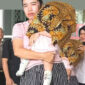 Femi (27) memeluk anak kandung perempuannya yang berusia delapan bulan di Mapolda Jambi, Rabu (29/7/2026). Sang bayi bisa kembali setelah dijual ayah kandungnya, Tedi (27). (TRIBUN JAMBI/RIFANI HALIM)