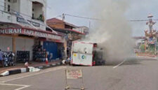 Sebuah truk pengangkut trafo milik PLN mengalami kecelakaan hingga terbalik dan terbakar di Simpang Tugu Tabuik, kawasan Kampung Cina, Kecamatan Pariaman Tengah, Kota Pariaman, Senin (20/7/2026) siang.(Rahmat Panji (Kompas.com))
