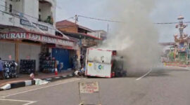 Sebuah truk pengangkut trafo milik PLN mengalami kecelakaan hingga terbalik dan terbakar di Simpang Tugu Tabuik, kawasan Kampung Cina, Kecamatan Pariaman Tengah, Kota Pariaman, Senin (20/7/2026) siang.(Rahmat Panji (Kompas.com))