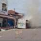 Sebuah truk pengangkut trafo milik PLN mengalami kecelakaan hingga terbalik dan terbakar di Simpang Tugu Tabuik, kawasan Kampung Cina, Kecamatan Pariaman Tengah, Kota Pariaman, Senin (20/7/2026) siang.(Rahmat Panji (Kompas.com))