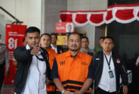 Bupati Pemalang Anom Widiyantoro mengenakan rompi tahanan Komisi Pemberantasan Korupsi (KPK) dengan tangan diborgol usai terjaring dalam Operasi Tangkap Tangan (OTT) pada Selasa (28/7/2026) malam.(Dokumentasi Komisi Pemberantasan Korupsi )
