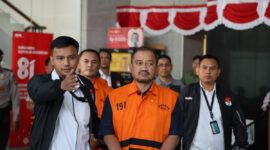 Bupati Pemalang Anom Widiyantoro mengenakan rompi tahanan Komisi Pemberantasan Korupsi (KPK) dengan tangan diborgol usai terjaring dalam Operasi Tangkap Tangan (OTT) pada Selasa (28/7/2026) malam.(Dokumentasi Komisi Pemberantasan Korupsi )
