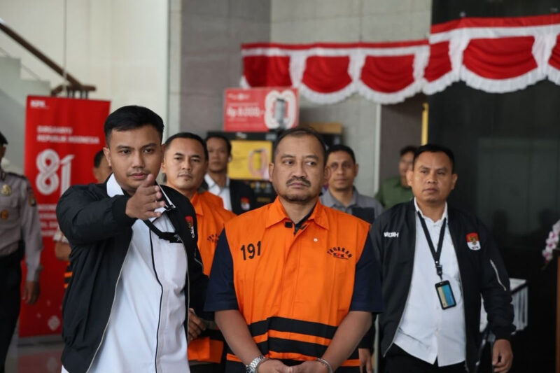 Bupati Pemalang Anom Widiyantoro mengenakan rompi tahanan Komisi Pemberantasan Korupsi (KPK) dengan tangan diborgol usai terjaring dalam Operasi Tangkap Tangan (OTT) pada Selasa (28/7/2026) malam.(Dokumentasi Komisi Pemberantasan Korupsi )
