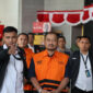 Bupati Pemalang Anom Widiyantoro mengenakan rompi tahanan Komisi Pemberantasan Korupsi (KPK) dengan tangan diborgol usai terjaring dalam Operasi Tangkap Tangan (OTT) pada Selasa (28/7/2026) malam.(Dokumentasi Komisi Pemberantasan Korupsi )
