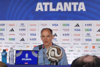 Pelatih Timnas Inggris, Thomas Tuchel, kala menjalani sesi konferensi pers di Stadion Atlanta, Selasa (14/7/2026) jelang laga semifinal Piala Dunia 2026 Inggris vs Argentina.(KOMPAS.com/Sem Bagaskara)