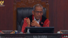 Hakim Konstitusi Prof. Saldi Isra memimpin sidang lanjutan pengujian Undang-Undang Perlindungan Konsumen di Mahkamah Konstitusi, Selasa (7/7/2026).( Tangkap Layar YouTube Mahkamah Konstitusi )