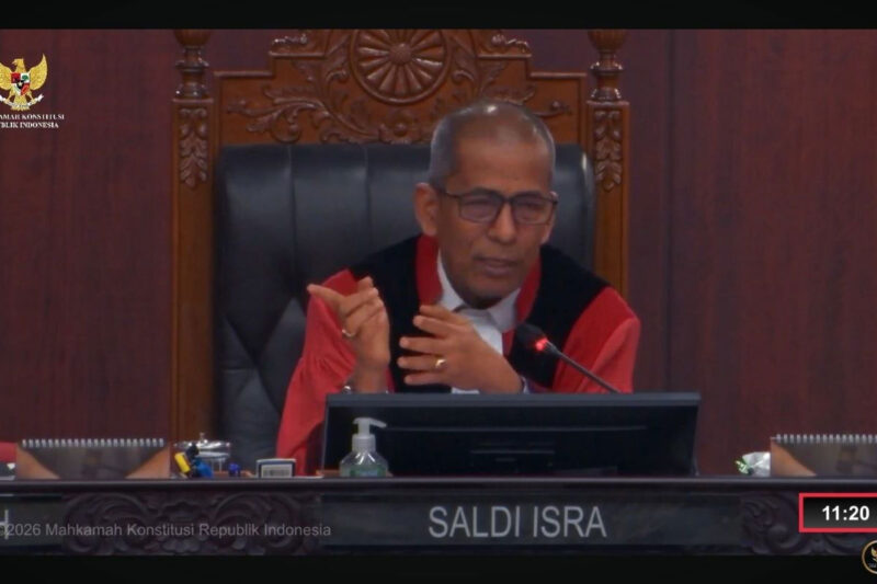 Hakim Konstitusi Prof. Saldi Isra memimpin sidang lanjutan pengujian Undang-Undang Perlindungan Konsumen di Mahkamah Konstitusi, Selasa (7/7/2026).( Tangkap Layar YouTube Mahkamah Konstitusi )