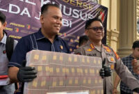 Dirreskrimsus Polda Jambi, Kombes Pol Taufik Nurmandia, mengungkap fakta baru kasus peretasan Bank Pembangunan Daerah (BPD) Jambi atau Bank Jambi, Selasa (14/7/2026). Para pelaku selalu beraksi pada hari Sabtu dan Minggu. Dari kerugian Rp144 miliar lebih, Rp125 miliar di antaranya sudah mengalir ke luar negeri.