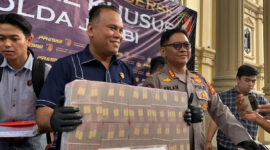 Dirreskrimsus Polda Jambi, Kombes Pol Taufik Nurmandia, mengungkap fakta baru kasus peretasan Bank Pembangunan Daerah (BPD) Jambi atau Bank Jambi, Selasa (14/7/2026). Para pelaku selalu beraksi pada hari Sabtu dan Minggu. Dari kerugian Rp144 miliar lebih, Rp125 miliar di antaranya sudah mengalir ke luar negeri.