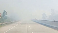 Asap Tebal akibat Kebakaran hutan dan lahan (karhutla) kembali terjadi di sepanjang ruas Tol Balikpapan-Samarinda, Kalimantan Timur.(Dok. Damkar Kukar)
