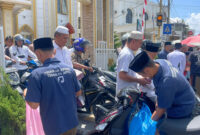 pembagian nasi kotak kepada masyarakat di depan masjid al akbar