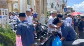 pembagian nasi kotak kepada masyarakat di depan masjid al akbar