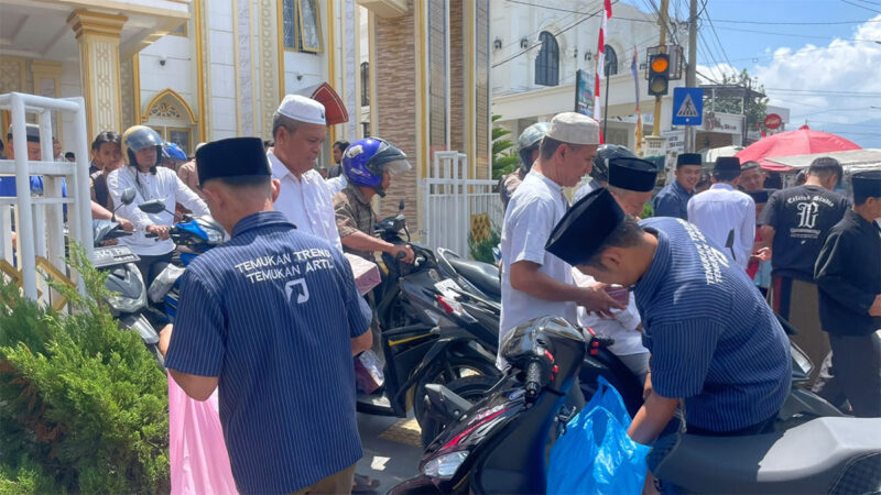 pembagian nasi kotak kepada masyarakat di depan masjid al akbar