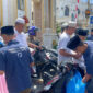 pembagian nasi kotak kepada masyarakat di depan masjid al akbar