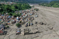 Rumah-rumah terendam sebagian dalam air berlumpur di sepanjang tepi sungai setelah banjir bandang melanda Trishuli Bazar di Nuwakot, Nepal, pada 26 Agustus 2026. Banjir besar melanda Kabupaten Rasuwa di bagian utara Nepal pada 26 Agustus, merusak jalan dan infrastruktur listrik sementara pihak berwenang bergegas menilai skala kerusakan. (AFP/PRABIN RANABHAT)
