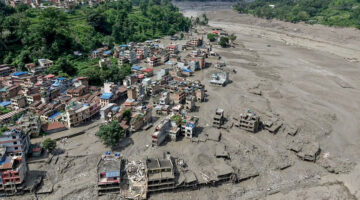 Rumah-rumah terendam sebagian dalam air berlumpur di sepanjang tepi sungai setelah banjir bandang melanda Trishuli Bazar di Nuwakot, Nepal, pada 26 Agustus 2026. Banjir besar melanda Kabupaten Rasuwa di bagian utara Nepal pada 26 Agustus, merusak jalan dan infrastruktur listrik sementara pihak berwenang bergegas menilai skala kerusakan. (AFP/PRABIN RANABHAT)
