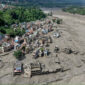 Rumah-rumah terendam sebagian dalam air berlumpur di sepanjang tepi sungai setelah banjir bandang melanda Trishuli Bazar di Nuwakot, Nepal, pada 26 Agustus 2026. Banjir besar melanda Kabupaten Rasuwa di bagian utara Nepal pada 26 Agustus, merusak jalan dan infrastruktur listrik sementara pihak berwenang bergegas menilai skala kerusakan. (AFP/PRABIN RANABHAT)
