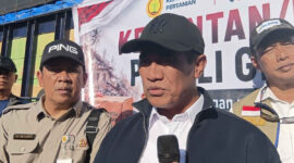 Menteri Pertanian, Amran Sulaiman membawa bantuan pangan ke posko pengungsian Barangkolong, Kecamatan Reok, Kabupaten Manggarai, Rabu (19/8/2026)(KOMPAS.com/APOLONIA INERU BAHALI)
