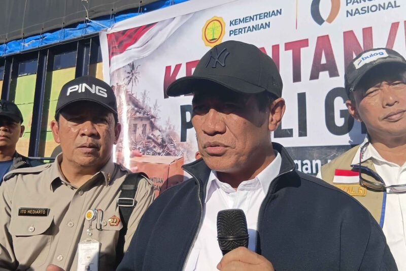 Menteri Pertanian, Amran Sulaiman membawa bantuan pangan ke posko pengungsian Barangkolong, Kecamatan Reok, Kabupaten Manggarai, Rabu (19/8/2026)(KOMPAS.com/APOLONIA INERU BAHALI)
