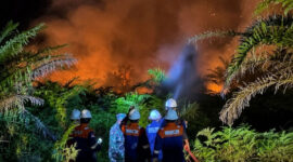 Pemadaman karhutla di dekat sumur minyak di Kabupaten Siak, Riau, Kamis (27/8/2026) dini hari.(KOMPAS.COM/Dok. Pemkab Siak.)
