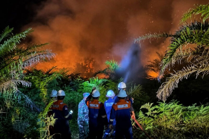 Pemadaman karhutla di dekat sumur minyak di Kabupaten Siak, Riau, Kamis (27/8/2026) dini hari.(KOMPAS.COM/Dok. Pemkab Siak.)
