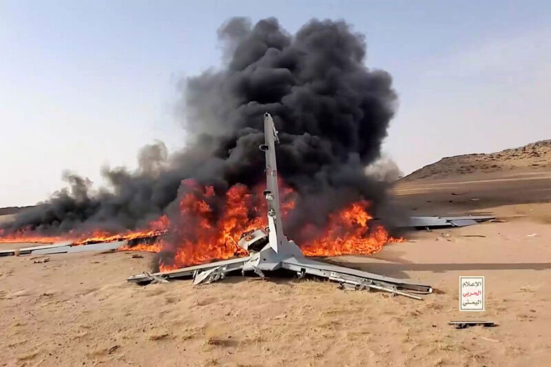 Drone Arab Saudi terbakar setelah ditembak jatuh oleh Houthi di Provinsi Al Jawf, Yaman, 26 Juli 2026.(HOUTHI MEDIA CENTER via XINHUA)