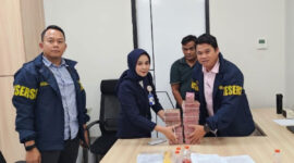 Polisi saat menyita uang hasil penjualan emas tambang ilegal, di Kabupaten Kuansing, Riau, Selasa (18/8/2026).(KOMPAS.COM/Dok. Polda Riau.)
