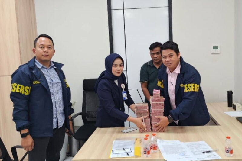 Polisi saat menyita uang hasil penjualan emas tambang ilegal, di Kabupaten Kuansing, Riau, Selasa (18/8/2026).(KOMPAS.COM/Dok. Polda Riau.)