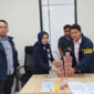 Polisi saat menyita uang hasil penjualan emas tambang ilegal, di Kabupaten Kuansing, Riau, Selasa (18/8/2026).(KOMPAS.COM/Dok. Polda Riau.)