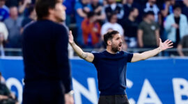 Ekspresi Cesc Fabregas dalam laga pekan ke-35 Liga Italia 2025-2026 Como vs Napoli di Stadion Giuseppe Sinigaglia, Sabtu (2/5/2026). (AFP/PIERO CRUCIATTI)
