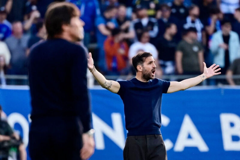 Ekspresi Cesc Fabregas dalam laga pekan ke-35 Liga Italia 2025-2026 Como vs Napoli di Stadion Giuseppe Sinigaglia, Sabtu (2/5/2026). (AFP/PIERO CRUCIATTI)
