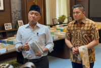 Mensesneg Prasetyo Hadi dan Seskab Teddy Indra Wijaya mengungkapkan pemerintah melakukan pembaruan buku pelajaran di Istana, Jakarta, Jumat (7/8/2026). (KOMPAS.com/ADHYASTA DIRGANTARA)