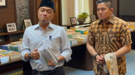 Mensesneg Prasetyo Hadi dan Seskab Teddy Indra Wijaya mengungkapkan pemerintah melakukan pembaruan buku pelajaran di Istana, Jakarta, Jumat (7/8/2026). (KOMPAS.com/ADHYASTA DIRGANTARA)