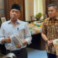 Mensesneg Prasetyo Hadi dan Seskab Teddy Indra Wijaya mengungkapkan pemerintah melakukan pembaruan buku pelajaran di Istana, Jakarta, Jumat (7/8/2026). (KOMPAS.com/ADHYASTA DIRGANTARA)