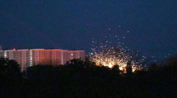 Gedung tempat tinggal bertingkat yang meledak dalam serangan rudal dan drone Rusia di Kyiv, Ukraina, 14 Mei 2026.(AFP/SERGEI SUPINSKY)