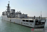 Beberapa prajurit TNI AL bersiaga di atas KRI Ki Hajar Dewantara saat melanjutkan operasi pengamanan laut Bali di Pelabuhan Benoa, Denpasar, Selasa (18/10/2011).(ANTARA/Nyoman Budhiana)
