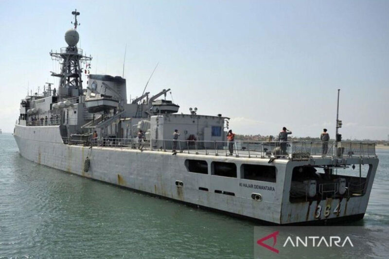 Beberapa prajurit TNI AL bersiaga di atas KRI Ki Hajar Dewantara saat melanjutkan operasi pengamanan laut Bali di Pelabuhan Benoa, Denpasar, Selasa (18/10/2011).(ANTARA/Nyoman Budhiana)
