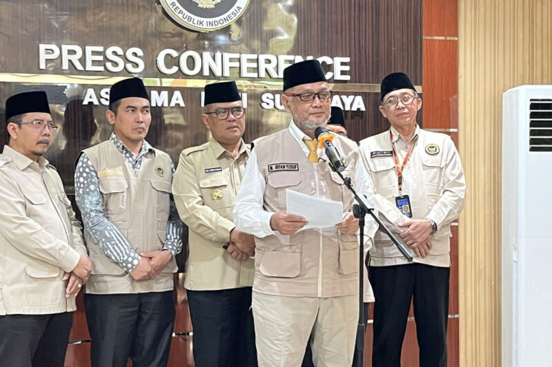 Menteri Haji dan Umrah RI, Mochamad Irfan Yusuf Hasyim di Asrama Haji Kelas I Surabaya, Rabu (1/7/2026).(KOMPAS.com/AZWA SAFRINA)
