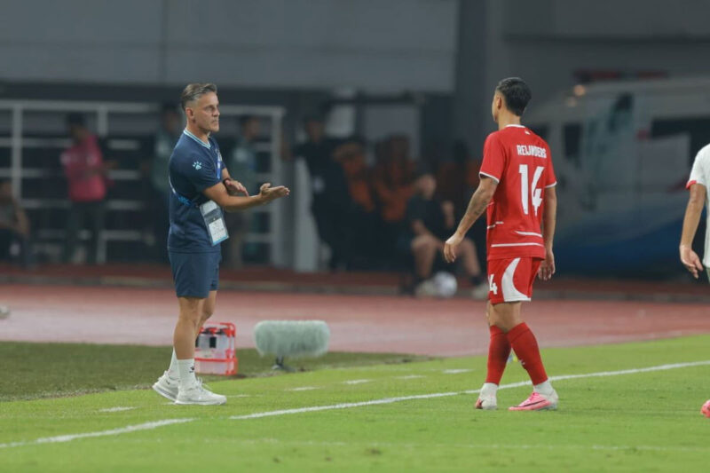 Momen John Herdman dan Eliano Reijnders pada Laga Timnas Indonesia vs Vietnam di ASEAN Championship 2026 di Stadion Pakansari, Cibinong, Senin (3/8/2026).(KOMPAS.com/ANTONIUS ADITYA MAHENDRA)
