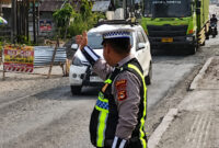 Anggota Satlantas Polres Banyuasin ketika melakukan pengaturan di Jalintim Palembang-Betung Banyuasin tepatnya di KM 17 untuk mengurai kepadatan kendaraan yang datang dari kedua arah, Jumat (7/8/2026)
