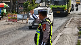 Anggota Satlantas Polres Banyuasin ketika melakukan pengaturan di Jalintim Palembang-Betung Banyuasin tepatnya di KM 17 untuk mengurai kepadatan kendaraan yang datang dari kedua arah, Jumat (7/8/2026)